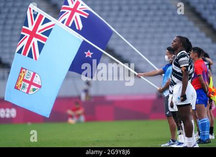 Neuseeländische und Fidschi-Spieler vor dem Start beim Spiel der sieben Männer-Rugby-Goldmedaillen in einem leeren Stadion im Tokyo Stadium am fünften Tag der Olympischen Spiele in Tokio 2020 in Japan. Bilddatum: Mittwoch, 28. Juli 2021. Stockfoto