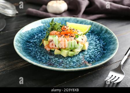 Köstlicher Lachskartar auf dunklem Holzhintergrund Stockfoto