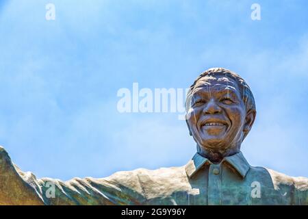 Pretoria, Südafrika - 4. November 2016: Riesige Bronzestatue von Nelson Mandela, dem ehemaligen Präsidenten Südafrikas und Anti-Apartheid-Aktivisten. Fathe Stockfoto