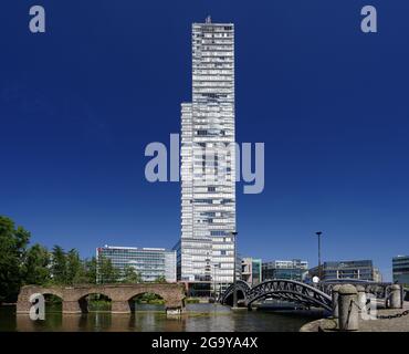 Köln, Deutschland - 01. Juni 2021: Mediapark mit KoelnTurm gegen klaren blauen Himmel Stockfoto