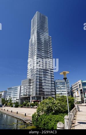 Köln, Deutschland - 01. Juni 2021: Mediapark mit KoelnTurm gegen klaren blauen Himmel Stockfoto