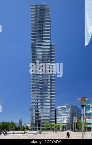 Köln, Deutschland - 01. Juni 2021: Mediapark mit KoelnTurm gegen klaren blauen Himmel Stockfoto