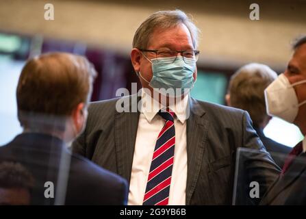 Leinfelden Echterdingen, Deutschland. Juli 2021. Manfred Döss, Mitglied des Vorstands der Porsche Automobil Holding SE und zuständig für "Legal and Compliance", steht zu Beginn des Kapitalanlegermodellverfahrens am Oberlandesgericht Stuttgart in einem Raum der Filderhalle. Das Verfahren ist gegen die VW-Holding Porsche SE im Zusammenhang mit dem Diesel-Skandal. Quelle: Christoph Schmidt/dpa/Alamy Live News Stockfoto