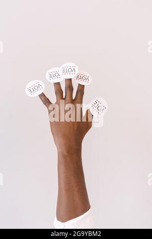 Sticker auf den Fingern der Person auf weißem Hintergrund abstimmen Stockfoto