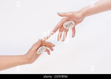 Sticker auf der Handfläche der Person auf weißem Hintergrund abstimmen Stockfoto