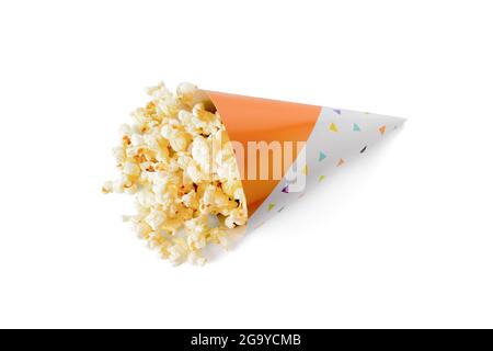 Partykegel mit leckerem Popcorn auf weißem Hintergrund Stockfoto