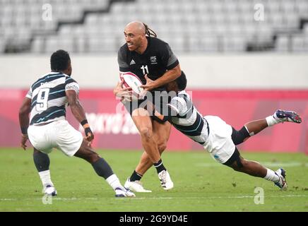 Der Neuseeländer Joe Webber wird am fünften Tag der Olympischen Spiele in Tokio 2020 in Japan beim Finale der Männer-Rugby-Sieben-Goldmedaille im Tokio-Stadion angegangen. Bilddatum: Mittwoch, 28. Juli 2021. Stockfoto