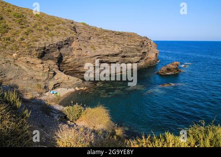 Schöne Bucht Cala del Barco in der Provinz Cartagena, Spanien an einem sonnigen Sommertag Stockfoto