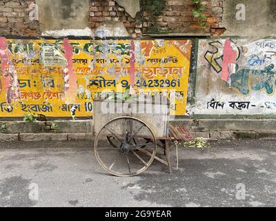 KALKUTTA, INDIEN - 26. Jul 2021: Handwagen voller Müll, der in alten Kalkutta-Straßen verwendet wird. Reinigung unter der Mission Swachh Bharat. Stockfoto