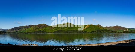 Ein Panoramablick auf Cat Bells mit Blick auf derwent Water im englischen Lake District an einem Sommertag Stockfoto