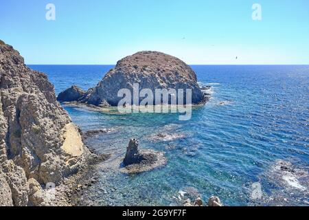 La Isleta del Moro am Ufer des Mittelmeers, Naturpark Cabo de Gata-Níjar, Almeria, Andalusien, Spanien Stockfoto