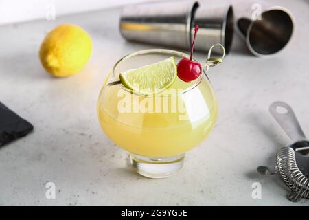 Ein Glas köstlicher Mai Tai Cocktail auf hellem Hintergrund Stockfoto