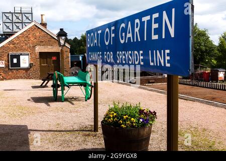 Bahnsteig-Schild am Boot des Gartens Bahnhof. Dampfeisenbahn Speyside. Schottland, Vereinigtes Königreich Stockfoto