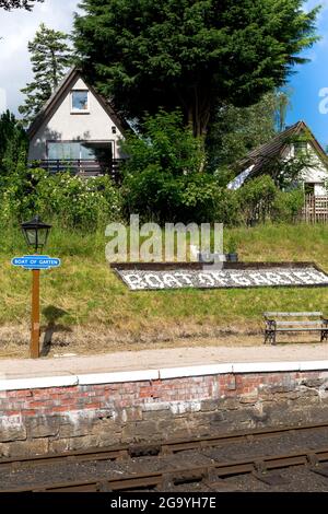 Bahnsteig-Schild am Boot des Gartens Bahnhof. Dampfeisenbahn Speyside. Schottland, Vereinigtes Königreich Stockfoto