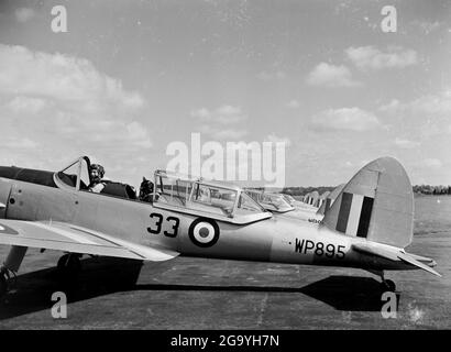 Der Trainer der Royal Air Force WP895, ein De Havilland DHC-1 Chipmunk T.10, steht in den 1950er Jahren in Hamble, Hampshire, an der Spitze einer Reihe ähnlicher Flugzeuge Stockfoto