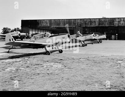 Drei Royal Air Force De Havilland Chipmunks, das damals Standard-Trainingsflugzeug, bereiten sich in den 1950er Jahren auf den Start in Hamble, Hampshire, vor Stockfoto