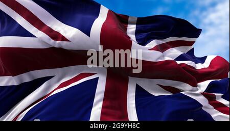 Die Nationalflagge des Vereinigten Königreichs, die im Wind weht. Draußen und Himmel im Hintergrund. Stockfoto
