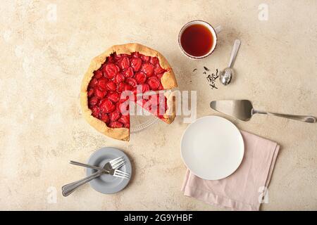 Komposition mit leckeren Erdbeerkuchen auf hellem Hintergrund Stockfoto