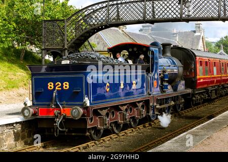 Dampfeisenbahn. Caledonian Railway 0-6-0 C.R. Nr. 828 Lokomotive bei der Ankunft am Boat of Garten Bahnhof.. Speyside Highland Schottland Großbritannien Stockfoto