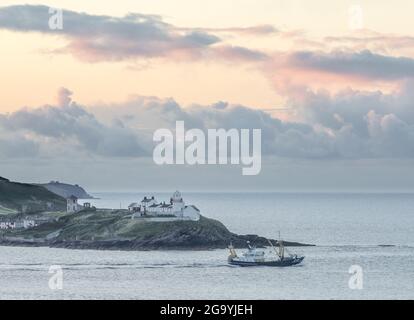 Roches Point, Cork, Irland. Juli 2021. Der Fischtrawler Soetkin verlässt den Hafen am Roches Point, um die Fischgründe zu erreichen, nachdem er ihren Fang in Cobh, Co. Cork, Irland, landete. - Bild; David Creedon / Alamy Live News Stockfoto