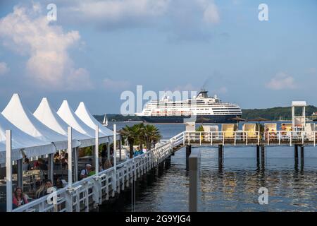 Schiffe sahen und entspannen, die Seebar an der Kiellinie in Kiel ist ein guter Ort dafür Stockfoto