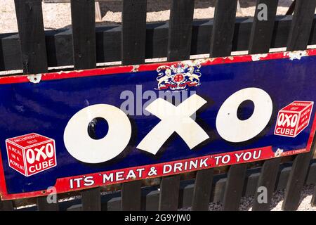 Highland Dampfeisenbahn. Boot von Garten. Vintage Oxo Emaille-Schild. Speyside-Eisenbahnen. Schottland, Vereinigtes Königreich Stockfoto