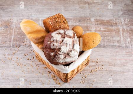 Verschiedene Arten von frischem hausgemachtem Brot in einem Korb. Gesundes Bio-Brot Stockfoto