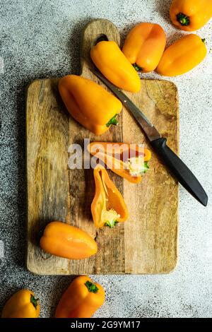 Gelbe Paprika auf einem Schneidebrett Stockfoto