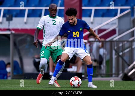 SAITAMA, JAPAN - 28. JULI: Saud Abdulhamid von Saudi-Arabien und Claudinho von Brasilien während des Olympischen Fußballturnierkampfs für Männer von Tokio 2020 zwischen Saudi-Arabien und Brasilien im Saitama-Stadion am 28. Juli 2021 in Saitama, Japan (Foto: Pablo Morano/Orange Picics) Stockfoto