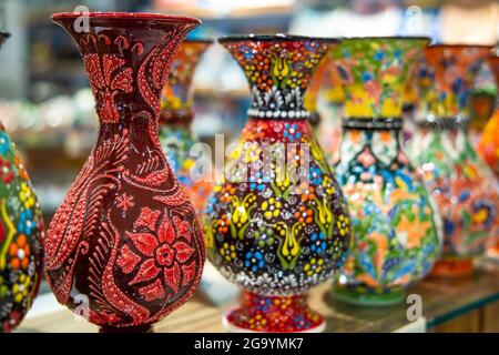 Sammlung von farbenfroher traditioneller türkischer Keramik, die als Souvenirs im Großen Basar in Istanbul, Türkei, verkauft wird. Bunte Keramik-Souvenirs. Stockfoto