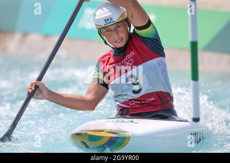 Tokio, Japan. Juli 2021. Kanu/Slalom: Olympische Spiele, Einzel-Kanu der Frauen, heizt im Kasai Kanuslalom Center. Ana Satila aus Brasilien in Aktion. Quelle: Jan Woitas/dpa-Zentralbild/dpa/Alamy Live News Stockfoto