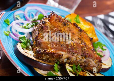 Gebratenes schweinefleisch carre mit Gemüse Stockfoto