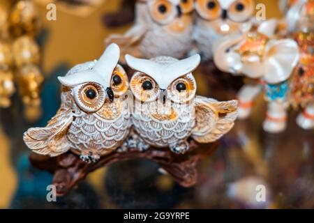 Sammlung von Porzellaneulen-Vogelfiguren im Geschenkeladen. Stockfoto