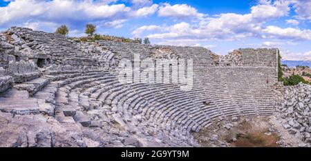 Panoramablick vom antiken römischen Theater von Selge, historischer Ort in Altınkaya, Manavgat. Stockfoto