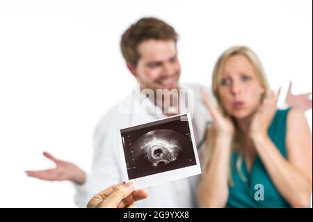 Arzt spricht über das Ultraschallbild der Schwangeren, Deutschland Stockfoto