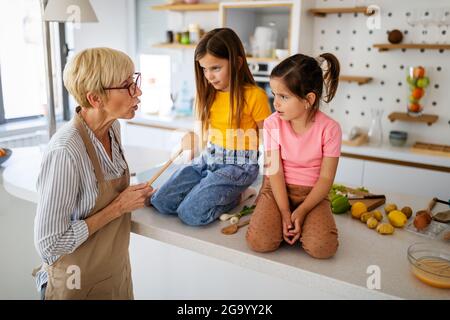 Großmutter schimpft ihre Enkelkinder Mädchen. Familie, Bestrafung, Disziplin Konzept Stockfoto