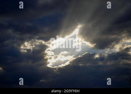 Sonnenstrahlen, die durch Wolken scheinen, Australien, Yulara Stockfoto