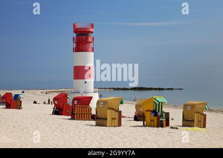 Leuchtturm der Helgoland-Düne, Leuchtturm mit überdachten Korbliegen am Südstrand der Insel Duene, Deutschland, Schleswig-Holstein, Helgoland Stockfoto