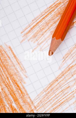 Stück Papier mit rotem Bleistift Stockfoto