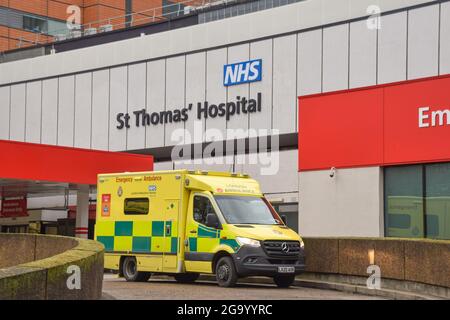 Ein Krankenwagen vor dem St. Thomas' Hospital in London während der Coronavirus-Pandemie. London, Großbritannien 2021. Stockfoto