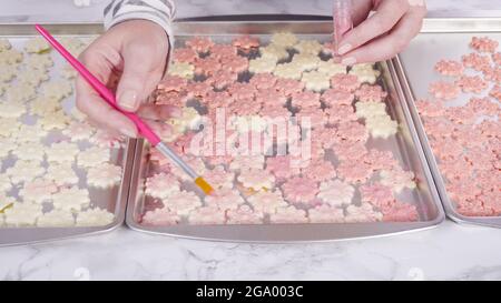 Schritt für Schritt. Verstauen Sie Schokoladenschneeflocken mit glitzerndem Lebensmittelstaub. Stockfoto