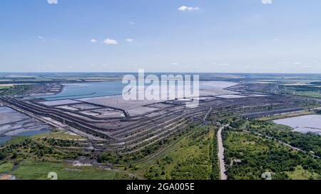 Tailing Dump in Industrial City Luftaufnahme Stockfoto