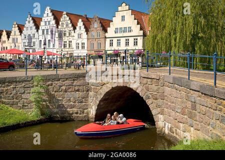 Brücke über den Mittelburggraben mit Giebelhäusern, Deutschland, Schleswig-Holstein, Nordfriesland, Friedrichstadt Stockfoto