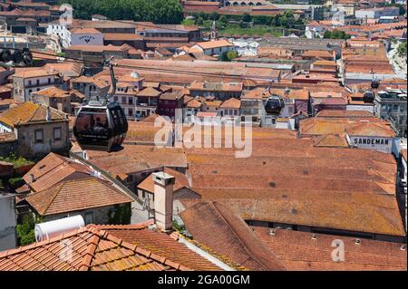 14.06.2018, Porto, Portugal, Europa - das Stadtbild zeigt Gondeln der Seilbahn Teleferico de Gaia über den rot gefliesten Dächern von Vila Nova de Gaia. Stockfoto