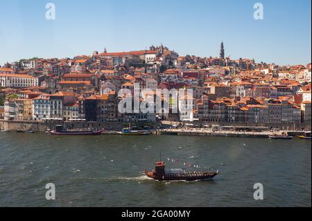 14.06.2018, Porto, Portugal, Europa - Stadtbild mit der Altstadt von Ribeira und Gebäuden an der Uferpromenade Cais da Ribeira entlang des Douro-Flusses. Stockfoto
