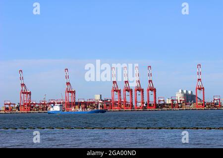 Liverpool2-Anlage am Hafen von Liverpool vom New Brighton Beach, Wirral aus gesehen Stockfoto