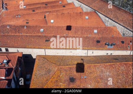 14.06.2018, Porto, Portugal, Europa - Blick von der Seilbahn Teleferico de Gaia auf alte Gebäude mit Ziegeldächern ehemaliger Kellereilager. Stockfoto