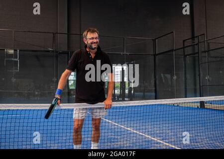 Portrait von schönen spielen Pfannenmann bereit, in der Pfanne oder Tennisplatz ballen Stockfoto