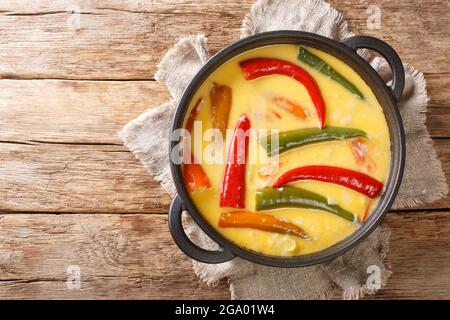 Würzige Ema datshi das Nationalgericht von Bhutan ist eine einfach zu machen herzhafte Suppe mit Chili-Paprika und Käse Nahaufnahme in der Pfanne auf dem Tisch. Horizontal Stockfoto