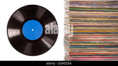 Alte Retro-Vinyl-schallplatte aus schwarzem Kunststoff und ein Stapel alter Schallplatten. Isoliert auf weißem Hintergrund Stockfoto